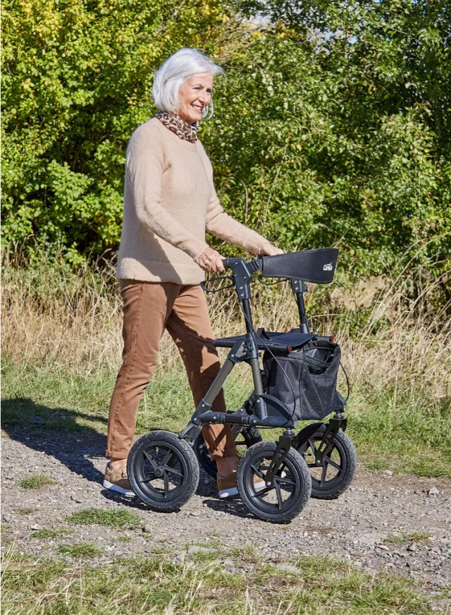 Traxion Outdoor Rollator